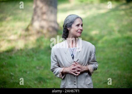 Tana Fischerova, attrice Ceca, ex membro del parlamento e il candidato presidenziale 2013 elezione diretta, pone al suo cottage in Kytlice, su T Foto Stock