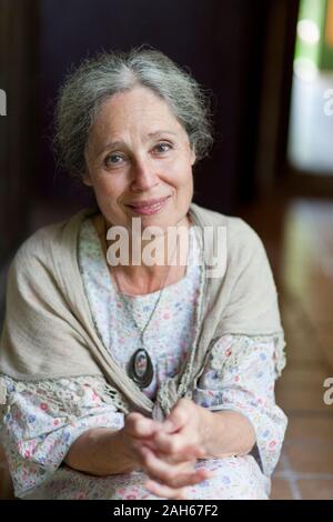 Tana Fischerova, attrice Ceca, ex membro del parlamento e il candidato presidenziale 2013 elezione diretta, pone al suo cottage in Kytlice, su T Foto Stock