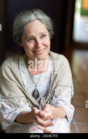 Tana Fischerova, attrice Ceca, ex membro del parlamento e il candidato presidenziale 2013 elezione diretta, pone al suo cottage in Kytlice, su T Foto Stock