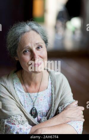 Tana Fischerova, attrice Ceca, ex membro del parlamento e il candidato presidenziale 2013 elezione diretta, pone al suo cottage in Kytlice, su T Foto Stock