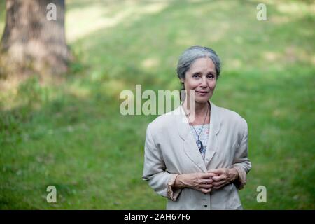 Tana Fischerova, attrice Ceca, ex membro del parlamento e il candidato presidenziale 2013 elezione diretta, pone al suo cottage in Kytlice, su T Foto Stock