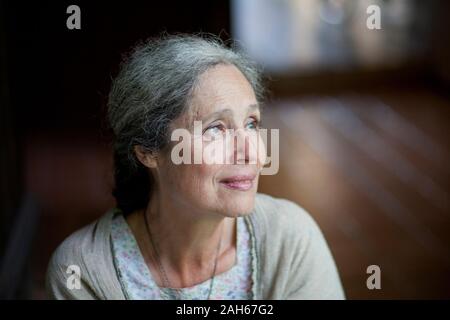 Tana Fischerova, attrice Ceca, ex membro del parlamento e il candidato presidenziale 2013 elezione diretta, pone al suo cottage in Kytlice, su T Foto Stock