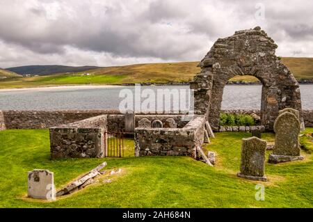 Le rovine del XII secolo St Mary's Kirk a sabbia in West terraferma, Shetland. Foto Stock