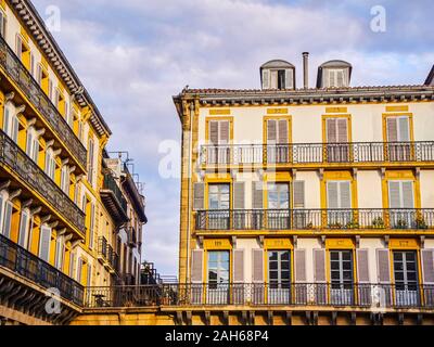 Balconi numerati della Plaza de la Constitucion. Storicamente, la piazza ha ospitato la corrida corridas. San Sebastian, Paesi Baschi, Spagna. Foto Stock