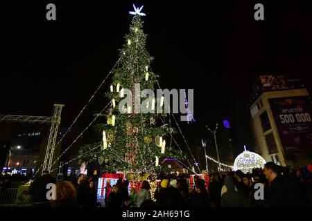 Tbilisi, Georgia. 25 Dic, 2019. Vista persone decorazioni di luce a Tbilisi, Georgia, il 25 dicembre 2019. Luci festose illuminato le principali strade di Tbilisi, annunciano l'inizio del Natale e del nuovo anno le celebrazioni. Credito: Tamuna Kulumbegashvili/Xinhua/Alamy Live News Foto Stock