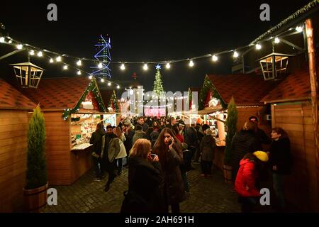 Tbilisi, Georgia. 25 Dic, 2019. La gente acquista presso un mercato con decorazioni di festa a Tbilisi, Georgia, il 25 dicembre 2019. Luci festose illuminato le principali strade di Tbilisi, annunciano l'inizio del Natale e del nuovo anno le celebrazioni. Credito: Tamuna Kulumbegashvili/Xinhua/Alamy Live News Foto Stock