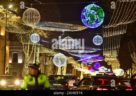 Tbilisi. 25 Dic, 2019. Foto scattata a Dic. 25, 2019 mostra decorazioni di luce a Tbilisi, Georgia. Luci festose illuminato le principali strade di Tbilisi, annunciano l'inizio del Natale e del nuovo anno le celebrazioni. Credito: Tamuna Kulumbegashvili/Xinhua/Alamy Live News Foto Stock