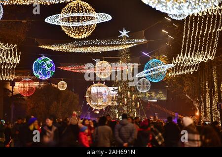 Tbilisi, Georgia. 25 Dic, 2019. Vista persone decorazioni di luce a Tbilisi, Georgia, il 25 dicembre 2019. Luci festose illuminato le principali strade di Tbilisi, annunciano l'inizio del Natale e del nuovo anno le celebrazioni. Credito: Tamuna Kulumbegashvili/Xinhua/Alamy Live News Foto Stock