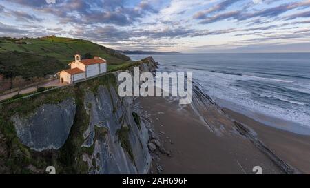 San Telmo eremo in Zumaia, Paese Basco - drone vista aerea Foto Stock