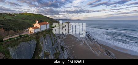 San Telmo eremo in Zumaia, Paese Basco - drone vista aerea Foto Stock