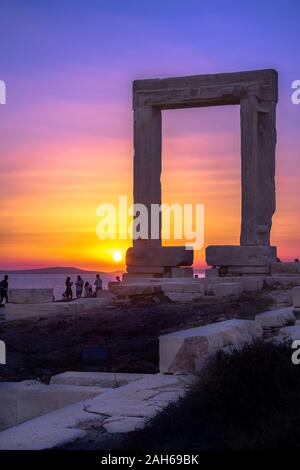 Portara - rovine dell antico tempio di Apollo Delian sull isola di Naxos, Cicladi Grecia Foto Stock