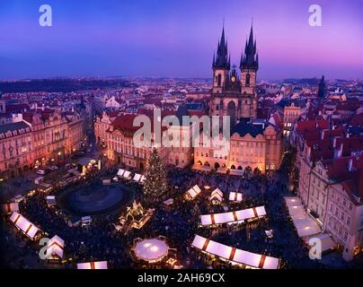 Praga, Repubblica Ceca - 20 dicembre 2019: persone godendo Chistmas atmosfera al mercatino di Natale sulla piazza della città vecchia dopo il tramonto. Foto Stock