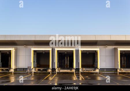 Magazzini logistici carrello porte di carico. Magazzino di distribuzione per la costruzione di porte Foto Stock