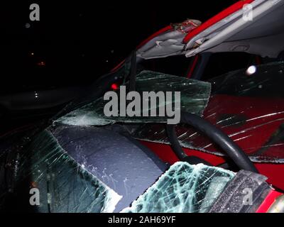 Totale auto smash crash incidente su una strada Foto Stock