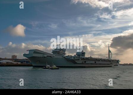 La Royal Navy portaerei HMS Prince of Wales (RO9) ancorata a Portsmouth, Regno Unito Foto Stock