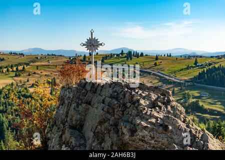 Grande croce bianca nel Passo Tihuta, Rumeno Orientale Montagne dei Carpazi Foto Stock