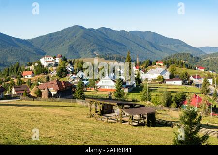 Bellissimo paesaggio da fiaba di Passo Tihuta villaggio nel nord della Romania durante la soleggiata giornata autunnale Foto Stock