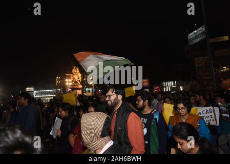 Kolkata, India. 24 dicembre, 2019. Oggi gli studenti della presidenza dell'Università di Calcutta ha organizzato un rally include gli studenti, i professori e i membri di facoltà di protesta del registro nazionale dei cittadini (NRC) e una nuova cittadinanza emendamento atto (CAA), il giorno dopo un gran rally a sostegno della CAA, NRC e NPR organizzato dal BJP. Kolkata, West Bengal, India. Il 24 dicembre 2019. (Foto di Sukhomoy Sen/Pacific Stampa) Credito: Pacific Press Agency/Alamy Live News Foto Stock