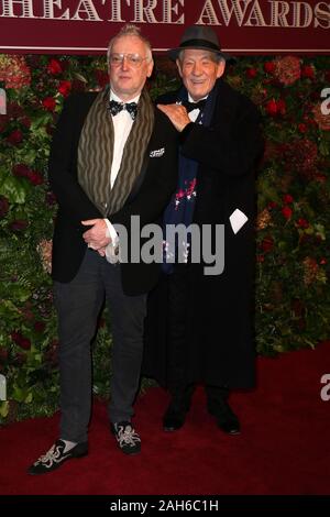 Il sessantacinquesimo Evening Standard Theatre Awards tenutosi presso il London Coliseum, St Martin's Lane - Arrivi con: Sir Ian McKellen, Sean Mathias dove: Londra, Regno Unito quando: 24 Nov 2019 Credit: Mario Mitsis/WENN.com Foto Stock