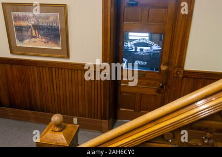 Dillon, Montana - Luglio 23, 2014: la porta ai Commissari' Ufficio nel Beaverhead County Courthouse Foto Stock