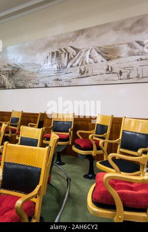 Dillon, Montana - Luglio 23, 2014: un Murale appesa sopra la scatola della giuria nelle aule di un tribunale in Beaverhead County Courthouse Foto Stock