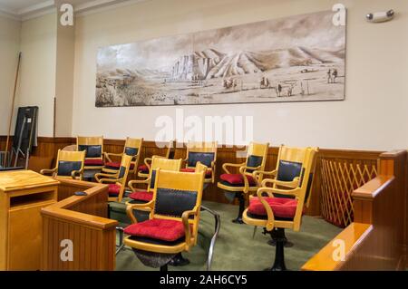 Dillon, Montana - Luglio 23, 2014: un Murale sovrasta la giuria Box nelle aule di un tribunale in Beaverhead County Courthouse Foto Stock