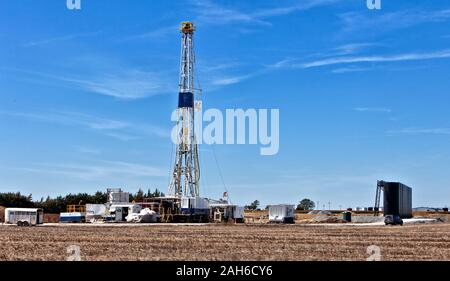 Flex attrezzatura di trivella, orizzontale operanti nel campo agricolo, Kansas. Foto Stock