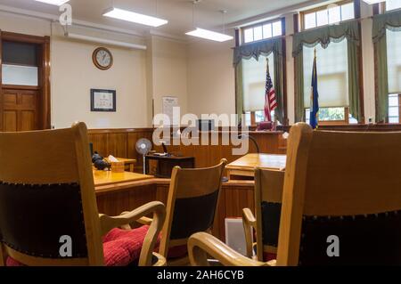 Dillon, Montana - Luglio 23, 2014: una vista del banco da parte della giuria Box nelle aule di un tribunale in Beaverhead County Courthouse Foto Stock