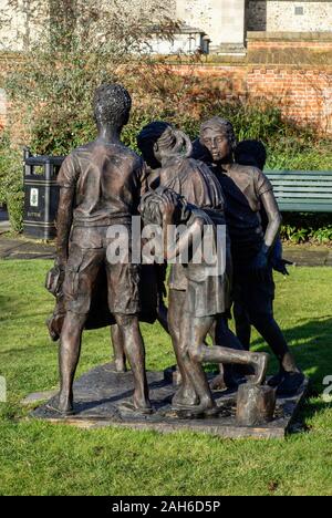 Una vita-dimensioni scultura di sei bambini in pose riecheggiando i borghesi di Calais di Auguste Rodin ha già svelato in Saffron Walden, Essex, Inghilterra Foto Stock