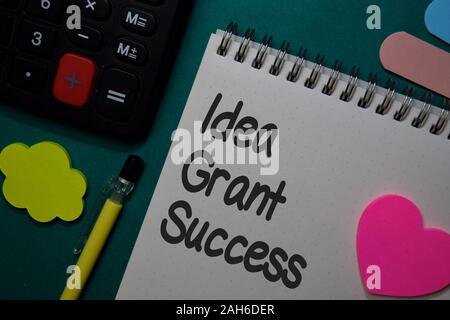 Idea. Concessione. Il successo di scrivere su un Libro isolato sulla scrivania in ufficio Foto Stock