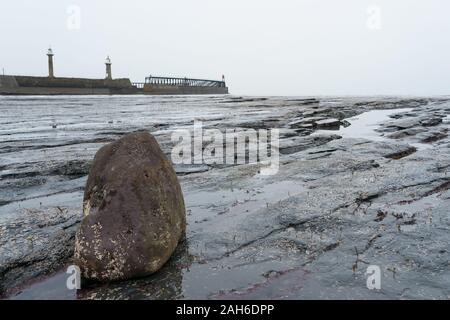 Whitby costa oltre il molo Orientale Foto Stock