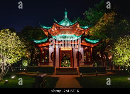 WUHAN, HUBEI / Cina - NOV 20 2019: vista notturna del Padiglione Cinese con decorazione di luce a est del lago e dello skyline della città sullo sfondo, Wuhan, Hubei,