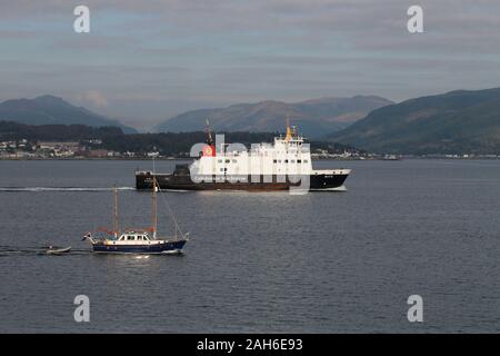 Tregella, una proprietà privata nave a vela e Caledonian MacBrayne il traghetto per auto MV Bute, off Gourock sul Firth of Clyde. Foto Stock