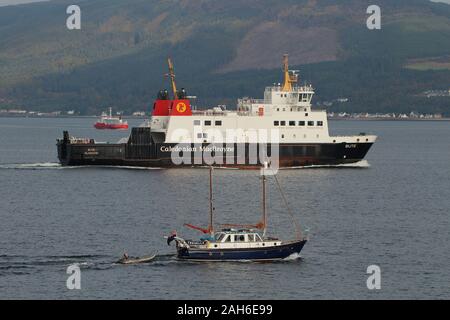 Tregella, una proprietà privata nave a vela e Caledonian MacBrayne il traghetto per auto MV Bute, off Gourock sul Firth of Clyde. Foto Stock