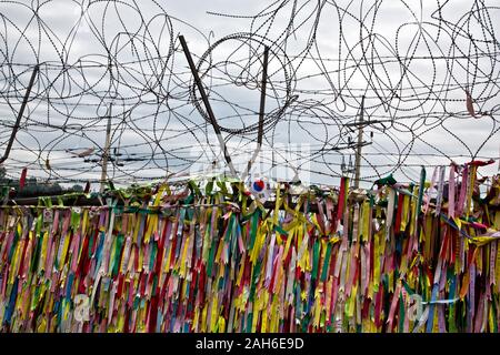 La preghiera buddista nastri sul DMV fenceline, coreano Foto Stock