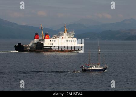 Tregella, una proprietà privata nave a vela e Caledonian MacBrayne il traghetto per auto MV Bute, off Gourock sul Firth of Clyde. Foto Stock