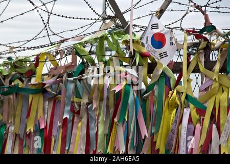 La preghiera buddista nastri sul DMV fenceline, coreano Foto Stock