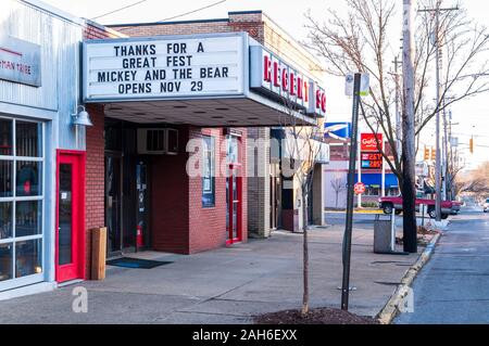 Il Regent Square Movie Theater su Braddock Avenue, aperta per la prima volta nel 1936 e chiuso nel mese di dicembre, 2019 per motivi finanziari, Edgewood, PA, Stati Uniti d'America Foto Stock