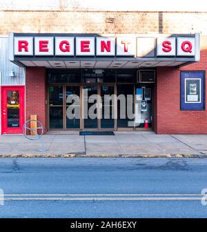 Il Regent Square Movie Theater su Braddock Avenue, aperta per la prima volta nel 1936 e chiuso nel mese di dicembre, 2019 per motivi finanziari, Edgewood, PA, Stati Uniti d'America Foto Stock