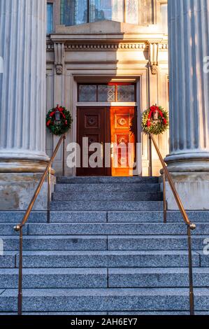 Passi che conducono a Saint Nicholas Cattedrale greco-ortodossa, fondata nel 1906 nel quartiere di Oakland della città di Pittsburgh, in Pennsylvania, STATI UNITI D'AMERICA Foto Stock