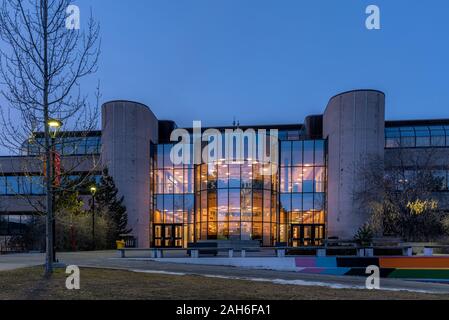 Edifici moderni situato sui terreni dell'Università di Calgary a Calgary, Alberta, Canada. Foto Stock