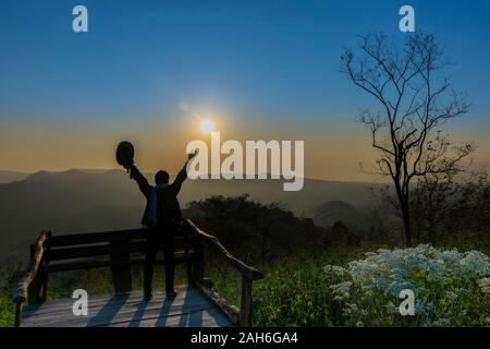 Silhouette sunrise il punto di osservazione a monte nel Phu Pa por a Loei provincia, Thailandia fuji mountain. Foto Stock