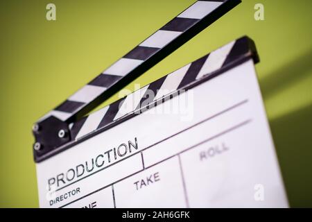 La produzione video movie clapper cinema azione e tagliare concetto isolato sul verde sfondo chroma Foto Stock