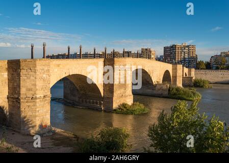 Puente de Piedra o Ponte dei Leoni al di là del fiume Ebro nella città spagnola di Saragozza Foto Stock