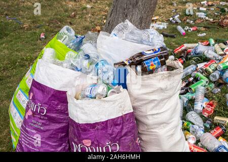 Koh Lanta, Krabi, Thailandia, 22 dicembre 2019: Sacchi di plastica, lattine, bottiglie e altri rifiuti che litterano il terreno vicino a una spiaggia. Foto Stock