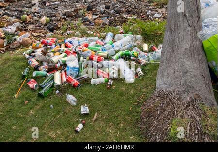 Koh Lanta, Krabi, Thailandia, Dicembre 22, 2019: pile di plastica, lattine, bottiglie e altri rifiuti di sovraccaricare il terreno in prossimità di una spiaggia. Foto Stock