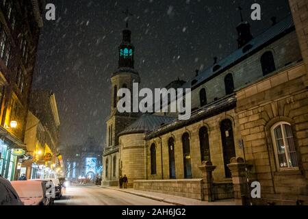 Bufere di neve fuori Basilica di Notre Dame de Québec, Québec, Canada Foto Stock