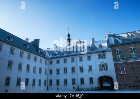 Il vecchio seminario francese presso l'Université de Laval, Québec, Canada, su un inverno mattina Foto Stock