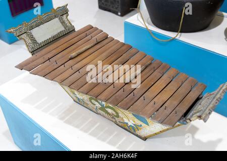 Philippine tradizionali strumenti esposti nel museo, Dumaguete, Filippine Foto Stock