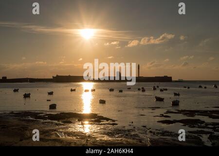 Porto e Castillo de San Sebastián, Cádiz, Spagna al tramonto Foto Stock